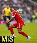 02.08.2025, Fussball Bundesliga 2025/2026, Freundschaftsspiel, FC Bayern Mnchen - Olympique Lyon, in der Allianz-Arena Mnchen, Serge Gnabry (FC Bayern Mnchen) am Ball 