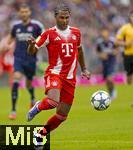 02.08.2025, Fussball Bundesliga 2025/2026, Freundschaftsspiel, FC Bayern Mnchen - Olympique Lyon, in der Allianz-Arena Mnchen, Serge Gnabry (FC Bayern Mnchen) am Ball 