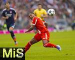 02.08.2025, Fussball Bundesliga 2025/2026, Freundschaftsspiel, FC Bayern Mnchen - Olympique Lyon, in der Allianz-Arena Mnchen, Serge Gnabry (FC Bayern Mnchen) am Ball 