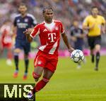 02.08.2025, Fussball Bundesliga 2025/2026, Freundschaftsspiel, FC Bayern Mnchen - Olympique Lyon, in der Allianz-Arena Mnchen, Serge Gnabry (FC Bayern Mnchen) am Ball 
