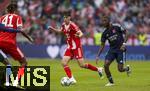 02.08.2025, Fussball Bundesliga 2025/2026, Freundschaftsspiel, FC Bayern Mnchen - Olympique Lyon, in der Allianz-Arena Mnchen, David Santos Daiber (mitte, Bayern Mnchen) am Ball 