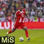 02.08.2025, Fussball Bundesliga 2025/2026, Freundschaftsspiel, FC Bayern Mnchen - Olympique Lyon, in der Allianz-Arena Mnchen, Jonathan Tah (FC Bayern Mnchen) am Ball 