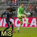 02.08.2025, Fussball Bundesliga 2025/2026, Freundschaftsspiel, FC Bayern Mnchen - Olympique Lyon, in der Allianz-Arena Mnchen, Torwart Manuel Neuer (FC Bayern Mnchen) am Ball 
