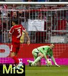 02.08.2025, Fussball Bundesliga 2025/2026, Freundschaftsspiel, FC Bayern Mnchen - Olympique Lyon, in der Allianz-Arena Mnchen, Torwart Manuel Neuer (FC Bayern Mnchen) am Ball, hinten ein Schild: Lieber Manu bitte schenk mir Dein Trikot !