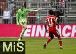 02.08.2025, Fussball Bundesliga 2025/2026, Freundschaftsspiel, FC Bayern Mnchen - Olympique Lyon, in der Allianz-Arena Mnchen, Torwart Manuel Neuer (FC Bayern Mnchen) am Ball 