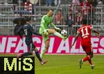 02.08.2025, Fussball Bundesliga 2025/2026, Freundschaftsspiel, FC Bayern Mnchen - Olympique Lyon, in der Allianz-Arena Mnchen, Torwart Manuel Neuer (FC Bayern Mnchen) am Ball 