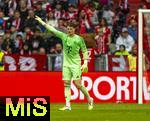 02.08.2025, Fussball Bundesliga 2025/2026, Freundschaftsspiel, FC Bayern Mnchen - Olympique Lyon, in der Allianz-Arena Mnchen, Torwart Jonas Urbig (FC Bayern Mnchen) 