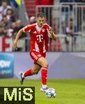02.08.2025, Fussball Bundesliga 2025/2026, Freundschaftsspiel, FC Bayern Mnchen - Olympique Lyon, in der Allianz-Arena Mnchen, Josip Stanisic (Bayern Mnchen) am Ball 