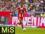 02.08.2025, Fussball Bundesliga 2025/2026, Freundschaftsspiel, FC Bayern Mnchen - Olympique Lyon, in der Allianz-Arena Mnchen, Jonah Kusi-Asare (Bayern Mnchen) am Ball 