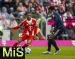 02.08.2025, Fussball Bundesliga 2025/2026, Freundschaftsspiel, FC Bayern Mnchen - Olympique Lyon, in der Allianz-Arena Mnchen,  li: Michael Olise (FC Bayern Mnchen) am Ball 