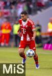 02.08.2025, Fussball Bundesliga 2025/2026, Freundschaftsspiel, FC Bayern Mnchen - Olympique Lyon, in der Allianz-Arena Mnchen,  Raphael Guerreiro (FC Bayern Mnchen) am Ball 