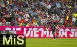 02.08.2025, Fussball Bundesliga 2025/2026, Freundschaftsspiel, FC Bayern Mnchen - Olympique Lyon, in der Allianz-Arena Mnchen, Trotz Stadiondach werden die Zuschauer in den ersten 10 Reihen am Spielfeldrand Patschnass und mssen sich mit Schirmen und Regencapes schtzen. 