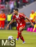 02.08.2025, Fussball Bundesliga 2025/2026, Freundschaftsspiel, FC Bayern Mnchen - Olympique Lyon, in der Allianz-Arena Mnchen,  Raphael Guerreiro (FC Bayern Mnchen) am Ball 
