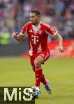 02.08.2025, Fussball Bundesliga 2025/2026, Freundschaftsspiel, FC Bayern Mnchen - Olympique Lyon, in der Allianz-Arena Mnchen,  Raphael Guerreiro (FC Bayern Mnchen) am Ball 