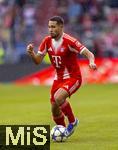 02.08.2025, Fussball Bundesliga 2025/2026, Freundschaftsspiel, FC Bayern Mnchen - Olympique Lyon, in der Allianz-Arena Mnchen,  Raphael Guerreiro (FC Bayern Mnchen) am Ball 