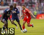 02.08.2025, Fussball Bundesliga 2025/2026, Freundschaftsspiel, FC Bayern Mnchen - Olympique Lyon, in der Allianz-Arena Mnchen,  re: Raphael Guerreiro (FC Bayern Mnchen) am Ball 