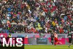 02.08.2025, Fussball Bundesliga 2025/2026, Freundschaftsspiel, FC Bayern Mnchen - Olympique Lyon, in der Allianz-Arena Mnchen, Trotz Stadiondach werden die Zuschauer in den ersten 10 Reihen am Spielfeldrand Patschnass und mssen sich mit Schirmen und Regencapes schtzen. 