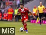 02.08.2025, Fussball Bundesliga 2025/2026, Freundschaftsspiel, FC Bayern Mnchen - Olympique Lyon, in der Allianz-Arena Mnchen,  Raphael Guerreiro (FC Bayern Mnchen) am Ball 
