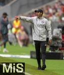 02.08.2025, Fussball Bundesliga 2025/2026, Freundschaftsspiel, FC Bayern Mnchen - Olympique Lyon, in der Allianz-Arena Mnchen,  Trainer Paulo Fonseca (Olympique Lyon) in Rage