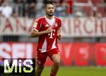 02.08.2025, Fussball Bundesliga 2025/2026, Freundschaftsspiel, FC Bayern Mnchen - Olympique Lyon, in der Allianz-Arena Mnchen,  Raphael Guerreiro (FC Bayern Mnchen) im Spurt