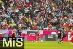 02.08.2025, Fussball Bundesliga 2025/2026, Freundschaftsspiel, FC Bayern Mnchen - Olympique Lyon, in der Allianz-Arena Mnchen, Trotz Stadiondach werden die Zuschauer in den ersten 10 Reihen am Spielfeldrand Patschnass und mssen sich mit Schirmen und Regencapes schtzen.  