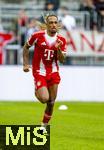 02.08.2025, Fussball Bundesliga 2025/2026, Freundschaftsspiel, FC Bayern Mnchen - Olympique Lyon, in der Allianz-Arena Mnchen,  Sacha Boey (FC Bayern Mnchen) im Spurt 