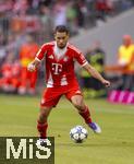 02.08.2025, Fussball Bundesliga 2025/2026, Freundschaftsspiel, FC Bayern Mnchen - Olympique Lyon, in der Allianz-Arena Mnchen,  Raphael Guerreiro (FC Bayern Mnchen) am Ball 