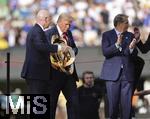 13.07.2025, FIFA Club World Cup 2025, Finale: Chelsea FC - Paris St. Germain, im MetLife Stadium (East Rutherford, NJ),  Siegerehrung nach dem Spiel. Ehrengste nach dem Spiel zur Siegerehrung auf dem Podest, v.li: Gianni Infantino (FIFA-Prsident) trgt mit US-Prsident Donald Trump den Siegerpokal.  re: Todd Boehly (Eigner FC Chelsea), 