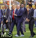 13.07.2025, FIFA Club World Cup 2025, Finale: Chelsea FC - Paris St. Germain, im MetLife Stadium (East Rutherford, NJ),  Siegerehrung nach dem Spiel. Ehrengste kommen nach dem Spiel zur Siegerehrung auf den Platz, v.li: US-Prsident Donald Trump, Gianni Infantino (FIFA-Prsident), Nasser Al-Khelaifi (re, Prsident Paris St. Germain).    