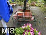 04.08.2025, Biergarten im Allgu (Bayern), nur leere Tische bei dem derzeit herrschenden nasskalten Regenwetter.  
