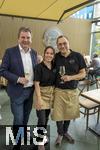 05.08.2025, Unterallgu, Therme Bad Wrishofen, im Sdseeparadies gibt es eine nderung nach 20 Jahren in der Gastronomie in der Thermengalleria. Thermengste knnen sich ab sofort auf ein neues kulinarisches Angebot freuen: VINO & GUSTO Ernesto erffnet sein neues Italienisches Spezialitten-Restaurant nach umfassenden Umbauten. Gastronom und Inhaber Ernesto Ianiro (re), seine Frau (mitte), mit Brgermeister Stefan Welzel (li, Bad Wrishofen)