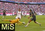07.08.2025, Fussball Bundesliga 2025/2026, Freundschaftsspiel, Telekom-Cup, FC Bayern Mnchen - Tottenham Hotspur, in der Allianz-Arena Mnchen, Luis Diaz (FC Bayern Mnchen) scheitert hier an Torwart Guglielmo Vicario (Tottenham Hotspur) 