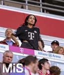 07.08.2025, Fussball Bundesliga 2025/2026, Freundschaftsspiel, Telekom-Cup, FC Bayern Mnchen - Tottenham Hotspur, in der Allianz-Arena Mnchen, Ehrengastbereich mit Geraldine Ponce (mitte) der Ehefrau von Luis Diaz (FC Bayern Mnchen).