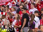 07.08.2025, Fussball Bundesliga 2025/2026, Freundschaftsspiel, Telekom-Cup, FC Bayern Mnchen - Tottenham Hotspur, in der Allianz-Arena Mnchen, Aleksandar Pavlovic (Bayern Mnchen)  auf der Tribne mit Sonnenbrille bei den Fans 