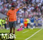 07.08.2025, Fussball Bundesliga 2025/2026, Freundschaftsspiel, Telekom-Cup, FC Bayern Mnchen - Tottenham Hotspur, in der Allianz-Arena Mnchen, Trainer Vincent Kompany (FC Bayern Mnchen) gibt Anweisungen an der Seitenlinie.