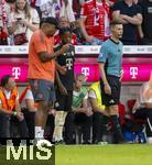 07.08.2025, Fussball Bundesliga 2025/2026, Freundschaftsspiel, Telekom-Cup, FC Bayern Mnchen - Tottenham Hotspur, in der Allianz-Arena Mnchen, Trainer Vincent Kompany (FC Bayern Mnchen) gibt Wisdom Mike (FC Bayern Mnchen) Anweisungen.