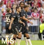 07.08.2025, Fussball Bundesliga 2025/2026, Freundschaftsspiel, Telekom-Cup, FC Bayern Mnchen - Tottenham Hotspur, in der Allianz-Arena Mnchen, Raphael Guerreiro (FC Bayern Mnchen), Jonah Kusi-Asare (Bayern Mnchen), Tom Bischof (Bayern Mnchen) 