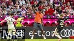 07.08.2025, Fussball Bundesliga 2025/2026, Freundschaftsspiel, Telekom-Cup, FC Bayern Mnchen - Tottenham Hotspur, in der Allianz-Arena Mnchen, Trainer Vincent Kompany (mitte, FC Bayern Mnchen) gibt Lennart Karl (Bayern Mnchen) Anweisungen.