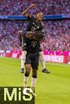 07.08.2025, Fussball Bundesliga 2025/2026, Freundschaftsspiel, Telekom-Cup, FC Bayern Mnchen - Tottenham Hotspur, in der Allianz-Arena Mnchen, Torjubel Wisdom Mike (oben, FC Bayern Mnchen) mit Jonah Kusi-Asare (Bayern Mnchen) 