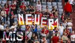 07.08.2025, Fussball Bundesliga 2025/2026, Freundschaftsspiel, Telekom-Cup, FC Bayern Mnchen - Tottenham Hotspur, in der Allianz-Arena Mnchen, Bayernfans mit NEUER1 Schilder