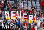 07.08.2025, Fussball Bundesliga 2025/2026, Freundschaftsspiel, Telekom-Cup, FC Bayern Mnchen - Tottenham Hotspur, in der Allianz-Arena Mnchen, Bayernfans mit NEUER1 Schilder