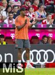 07.08.2025, Fussball Bundesliga 2025/2026, Freundschaftsspiel, Telekom-Cup, FC Bayern Mnchen - Tottenham Hotspur, in der Allianz-Arena Mnchen, Trainer Vincent Kompany (FC Bayern Mnchen) gibt Anweisungen.