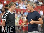 12.08.2025, Fussball Bundesliga 2025/2026, Freundschaftsspiel, Grasshopper Club Zrich - FC Bayern Mnchen - im Stadion am Letzigrund, Zrich (Schweiz). v.l. Sportdirektor Christoph Freund (Bayern Mnchen) und Alain Sutter (Schweiz) reden miteinander,