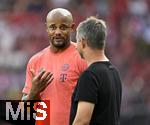 12.08.2025, Fussball Bundesliga 2025/2026, Freundschaftsspiel, Grasshopper Club Zrich - FC Bayern Mnchen - im Stadion am Letzigrund, Zrich (Schweiz). Trainer Vincent Kompany (FC Bayern Mnchen) nachdenklich.