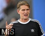 12.08.2025, Fussball Bundesliga 2025/2026, Freundschaftsspiel, Grasshopper Club Zrich - FC Bayern Mnchen - im Stadion am Letzigrund, Zrich (Schweiz). Sportdirektor Christoph Freund (Bayern Mnchen) zeigt nach oben.