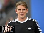 12.08.2025, Fussball Bundesliga 2025/2026, Freundschaftsspiel, Grasshopper Club Zrich - FC Bayern Mnchen - im Stadion am Letzigrund, Zrich (Schweiz). Sportdirektor Christoph Freund (Bayern Mnchen) zeigt nach oben.