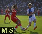 12.08.2025, Fussball Bundesliga 2025/2026, Freundschaftsspiel, Grasshopper Club Zrich - FC Bayern Mnchen - im Stadion am Letzigrund, Zrich (Schweiz). v.l. Sacha Boey (FC Bayern Mnchen) setzt sich durch.