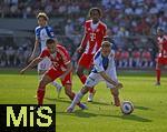 12.08.2025, Fussball Bundesliga 2025/2026, Freundschaftsspiel, Grasshopper Club Zrich - FC Bayern Mnchen - im Stadion am Letzigrund, Zrich (Schweiz). v.l. Raphael Guerreiro (FC Bayern Mnchen) gegen Lovro Zvonarek (Grasshopper Club Zrich) 