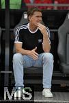 12.08.2025, Fussball Bundesliga 2025/2026, Freundschaftsspiel, Grasshopper Club Zrich - FC Bayern Mnchen - im Stadion am Letzigrund, Zrich (Schweiz). Sportdirektor Christoph Freund (Bayern Mnchen) auf der Ersatzbank.