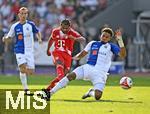 12.08.2025, Fussball Bundesliga 2025/2026, Freundschaftsspiel, Grasshopper Club Zrich - FC Bayern Mnchen - im Stadion am Letzigrund, Zrich (Schweiz). v.l. Serge Gnabry (FC Bayern Mnchen) gegen Yannick Bettkober (Grasshopper Club Zrich) 